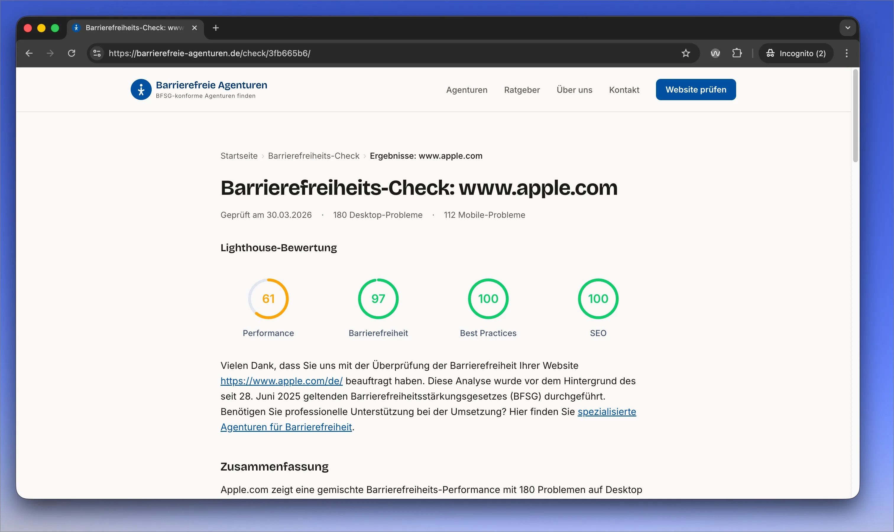 Online-Report des Barrierefreiheits-Checks für apple.com: Lighthouse-Scores (Performance 61, Barrierefreiheit 97, Best Practices 100, SEO 100), darunter 180 Desktop- und 112 Mobile-Probleme sowie eine KI-generierte Zusammenfassung auf Deutsch.